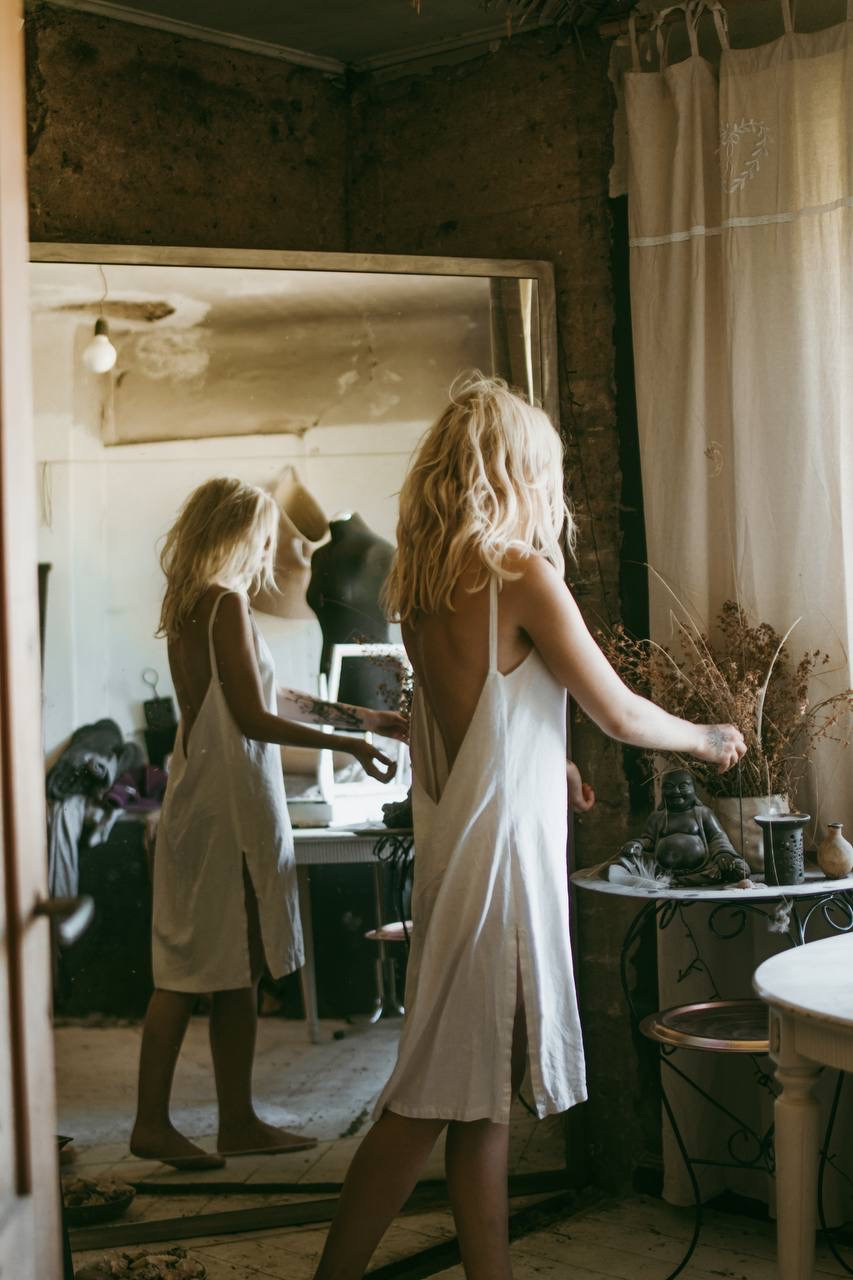 Aya open-back dress white